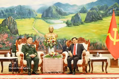 El general Nguyen Trong Nghia, jefe del Departamento General de Política del Ejército Popular de Vietnam, y el secretario general del Partido Popular Revolucionario (PPRL) y presidente de Laos, Thongloun Sisoulith (Fuente: VNA)