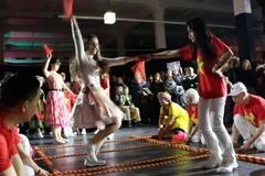 Uno de los momentos más destacados del evento fue la competencia de danza del bambú vietnamita (Fuente: VNA)