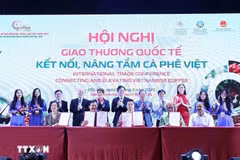 En la ceremonia de firma (Fuente: VNA)