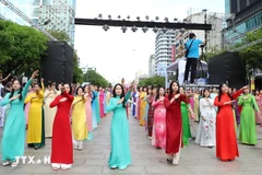 El Festival del Ao Dai (traje tradicional vietnamita) de Ciudad Ho Chi Minh ha florecido durante más de una década (Fuente: VNA)