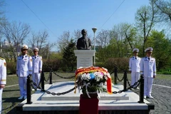 Ceremonia de ofrenda floral en el Monumento a Ho Chi Minh en la ciudad rusa de Vladivostok (Foto: Vietnam+)