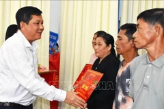 Duong Sa Kha, secretario del Comité partidista del municipio de Vinh Chau, entrega de manera simbólica las nuevas viviendas a familias desfavorecidas. (Foto: VNA)