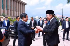 El primer ministro malasio, Anwar Ibrahim (derecha), recibe a su homólogo vietnamita, Pham Minh Chinh, en Kuala Lumpur (Foto: VNA)