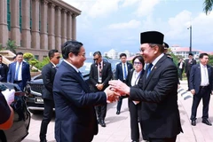 El primer ministro malasio, Anwar Ibrahim (derecha), recibe a su homólogo vietnamita, Pham Minh Chinh, en Kuala Lumpur (Foto: VNA)