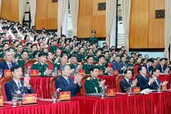 El secretario general del Partido Comunista de Vietnam, To Lam, sostiene una visita de trabajo a la Academia Técnica Militar de Vietnam (Fuente: VNA)