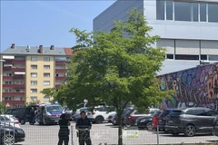 La policía monta guardia en el lugar del tiroteo en la escuela de Graz, Austria (Foto: Xinhua/VNA)