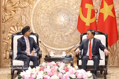 El miembro del Buró Político e integrante permanente del Secretariado del Comité Central del Partido Comunista de Vietnam (PCV), Tran Cam Tu, recibe al embajador de Singapur en el país, Rajpal Singh (Fuente: VNA)
