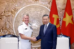 El secretario general del Partido Comunista de Vietnam y presidente del Estado, To Lam, recibe al almirante Samuel Paparo, comandante del Comando del Pacífico de Estados Unidos (Fuente: VNA)