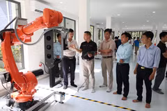 Pruebas de robots industriales en el Centro de Formación, Investigación y Desarrollo de Robótica Industrial y Aplicaciones de Inteligencia Artificial (Universidad Tecnológica de Da Nang - Universidad de Da Nang). Foto: VNA