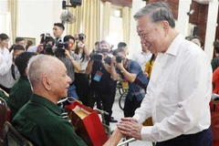 El secretario general del Partido Comunista de Vietnam, To Lam, visita a excombatientes en el Centro de Rehabilitación de Veteranos de Guerra Thuan Thanh (Fuente: VNA)