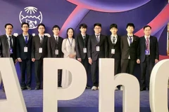 Los ocho estudiantes vietnamitas que participan en la Olimpiada Asiática de Física (APhO) 2025 en Arabia Saudita (Fuente: VNA)