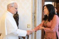 La viceministra de Asuntos Exteriores de Vietnam, Le Thi Thu Hang, y Monseñor Miroslaw Wachowski (Fuente: Cancillería vietnamita)