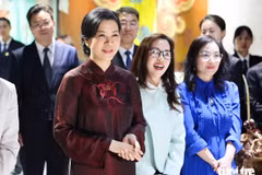 Ngo Phuong Ly, esposa del secretario general del Partido Comunista y presidente de Vietnam, To Lam, visita el Museo de Música Étnica de Guangxi (Fuente: tuoitre.vn)