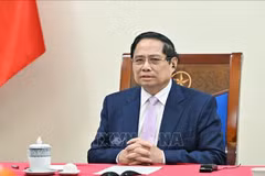 El primer ministro de Vietnam, Pham Minh Chinh, sostiene una llamada telefónica con su homólogo malasio, Anwar Ibrahim (Fuente: VNA)