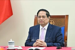 El primer ministro de Vietnam, Pham Minh Chinh, sostiene una llamada telefónica con su homólogo malasio, Anwar Ibrahim (Fuente: VNA)