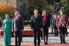 El presidente de Bulgaria, Rumen Radev, y su esposa presiden la solemne ceremonia de bienvenida al secretario general del Partido Comunista de Vietnam, To Lam, y a cónyuge, Ngo Phuong Ly (Fuente: VNA)