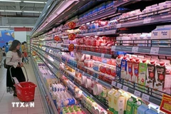 Los clientes eligen productos en el supermercado Go Thang Long. (Foto: VNA)