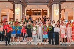 Las leyendas del fútbol inglés Wes Brown y Teddy Sheringham llegan a la ciudad de Da Nang (Fuente: VNA)