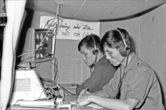 Operadores de telégrafo de la Agencia de Noticias Liberación transmite y recibe noticias. Foto: AIL