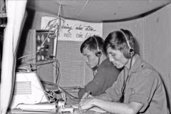 Operadores de telégrafo de la Agencia de Noticias Liberación transmite y recibe noticias. Foto: AIL