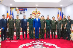 El embajador Nguyen Minh Vu encabeza una delegación de la Embajada de Vietnam para felicitar al Estado Mayor del Ejército Real Camboyano con motivo del tradicional Año Nuevo Choul Chnam Thmey 2026. (Foto: VNA)