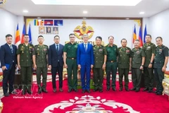 El embajador Nguyen Minh Vu encabeza una delegación de la Embajada de Vietnam para felicitar al Estado Mayor del Ejército Real Camboyano con motivo del tradicional Año Nuevo Choul Chnam Thmey 2026. (Foto: VNA)