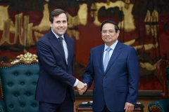El primer ministro de Vietnam, Pham Minh Chinh (derecha) y el ministro de Cooperación Internacional para el Desarrollo y Comercio Exterior de Suecia, Benjamin Dousa (Fuente: VNA)