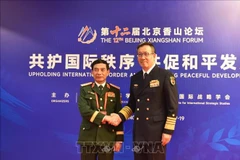 El general Phan Van Giang, ministro de Defensa de Vietnam (izquierda) y su par chino, el coronel general Dong Jun (Fuente: VNA)