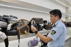 Tran Viet Hung, Jefe del Departamento de Gestión de Mercados, revisando mercancías. (Foto: Ministerio de Industria y Comercio)
