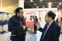 Hoang Duc Nhuan, consejero comercial de Vietnam en Argelia, mantiene conversaciones con un representante de una empresa argelina que exporta harina de casia a Vietnam (Fuente: VNA)