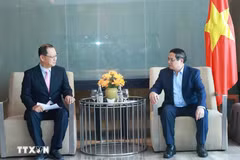 El primer ministro de Vietnam, Pham Minh Chinh (derecha) se reúne con representante de la Compañía Hyosung Vina (Fuente: VNA)
