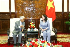 La vicepresidenta de Vietnam, Vo Thi Anh Xuan, reciabe a Tran Thanh Van, presidente de la Asociación Científica "Encuentros de Vietnam" (Fuente: VNA)