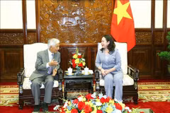 La vicepresidenta de Vietnam, Vo Thi Anh Xuan, reciabe a Tran Thanh Van, presidente de la Asociación Científica "Encuentros de Vietnam" (Fuente: VNA)