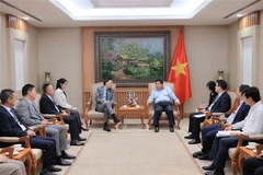 En el encuentro entre el vicepremier Nguyen Chi Dung y Fung Wai Ka Thomas, director de la empresa de infraestructura CCC (Fuente: VNA)