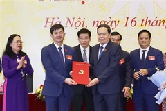 El presidente de la Asamblea Nacional, Tran Thanh Man, presenta las desiciones en la cita. (Foto: VNA)