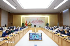 El primer ministro de Vietnam, Pham Minh Chinh, quien es jefe del Comité Directivo sobre Políticas de Vivienda y Mercado Inmobiliario, preside la conferencia nacional (Fuente: VNA)