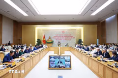 El primer ministro de Vietnam, Pham Minh Chinh, quien es jefe del Comité Directivo sobre Políticas de Vivienda y Mercado Inmobiliario, preside la conferencia nacional (Fuente: VNA)
