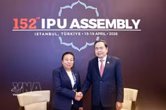 El presidente de la Asamblea Nacional de Vietnam, Tran Thanh Man, y la vicepresidenta de la Asamblea Nacional de Laos, Sounthone Xayachack (Fuente: VNA)