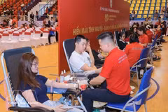 Personas donan sangre en el lanzamiento del Mes Humanitario 2026 en Hanói el 29 de abril. (Foto: VNA)