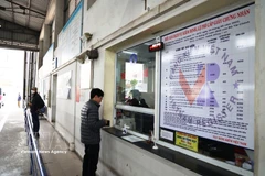 El propietario del vehículo está pasando por la inspección técnica. (Foto: VNA)