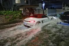 Un automóvil pasa por una sección baja inundada en Singapur (Fuente: straitstimes.com)