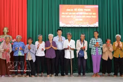 El vicepresidente de la Asamblea Nacional, Vu Hong Thanh, entrega regalos a personas camboyanas desfavorecidas en la comuna de Tan Thanh, Can Tho. Foto: VNA