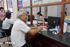 La gente acude a realizar trámites administrativos en el nuevo barrio de Vung Tau. (Foto: VNA)