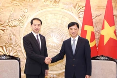 El miembro del Buró Político del Partido Comunista de Vietnam (PCV), Nguyen Duy Ngoc (derecha), recibe al embajador chino en Hanoi, Ha Wei (Fuente: VNA)