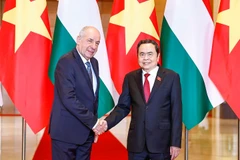 El titular de la Asamblea Nacional de Vietnam, Tran Thanh Man (derecha) y el presidente húngaro, Sulyok Tamas (Fuente: VNA)