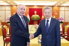 El secretario general del Partido Comunista de Vietnam, To Lam (derecha) ofrece una recepción al presidente húngaro, Sulyok Tamás (Fuente: VNA)