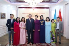 El secretario general del Partido Comunista de Vietnam, To Lam, se reúne con personal de la Embajada de Hanoi en Astana (Fuente: VNA)