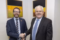 El embajador británico en Vietnam, Iain Frew (izquierda), y el profesor Gerry McCormac, vicerrector de la Universidad de Stirling (Fuente: Embajada del Reino Unido en Vietnam)