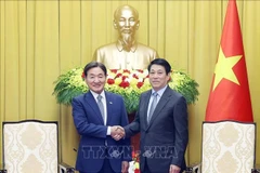 El presidente de Vietnam, Luong Cuong, recibe a Park Chang Dal, enviado especial del presidente surcoreano (Fuente: VNA)