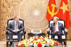 El secretario general del Partido Comunista de Vietnam y presidente de la República, To Lam, recibe al director de la Guardia Nacional de la Federación de Rusia, Viktor Zolotov (Fuente: VNA)